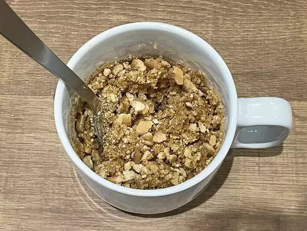 砕いたビスケットの上に『6Pチーズ』を並べると…　「断面がきれい」なスイーツが完成