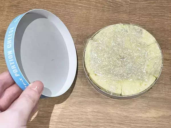 砕いたビスケットの上に『6Pチーズ』を並べると…　「断面がきれい」なスイーツが完成