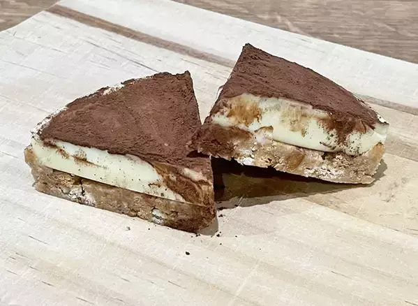 砕いたビスケットの上に『6Pチーズ』を並べると…　「断面がきれい」なスイーツが完成