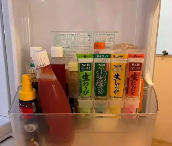 チューブ薬味は横に寝かせません！　ダイソーの収納術に「その手があったか」