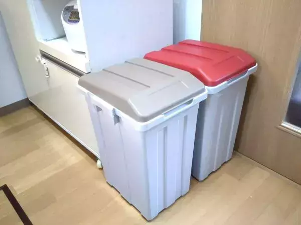 まだゴミ袋を引き出しに入れてる？　突っ張り棒2本の収納術に「これは賢い」ゴミ箱の使い方4選】