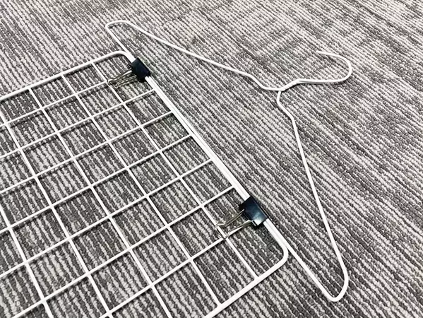100均のワイヤーネットと針金ハンガーで？　思わぬ活用法に「これは便利」