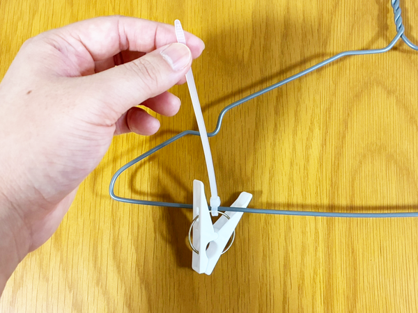 ハンガーに『8つの洗濯バサミ』を取りつけると…　「もう干せない」を解消する裏ワザがこちら