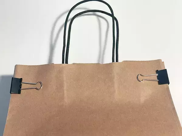 捨てなかった人、正解です！　余った紙袋を「再利用」して吊るせるケースにする裏ワザ