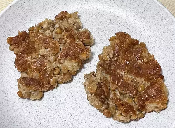 余った『粉チーズ』×納豆　混ぜて焼いてみると…カリカリ食感の一品に？