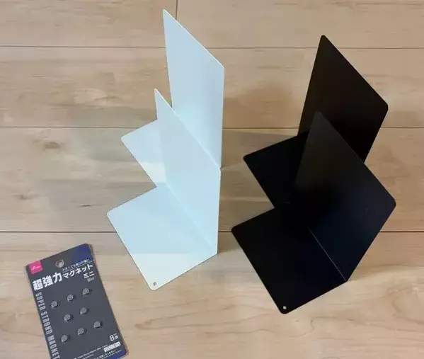 食器棚のデッドスペースが消えた　ブックエンド2枚で作る『コの字ラック』がすごい