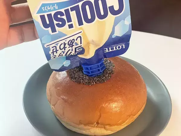 クーリッシュ、そのまま飲むの待って！　あんぱんに「注入」すると…大胆アレンジに「間違いないやつ」