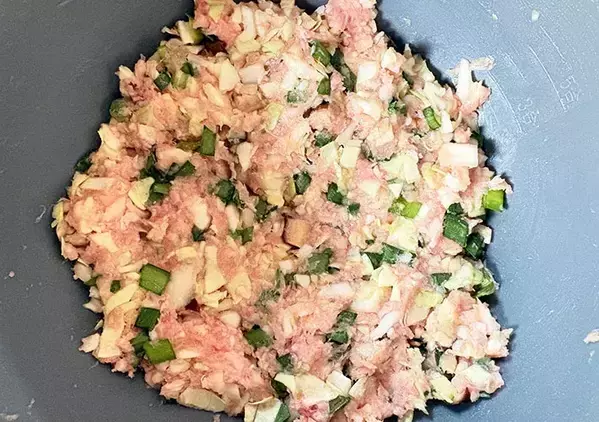 もう包まないで！　玉子焼き器に餃子の皮を敷き詰めて焼くと？