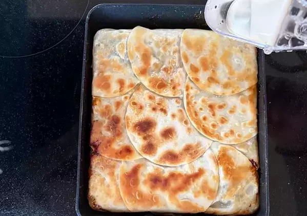 もう包まないで！　玉子焼き器に餃子の皮を敷き詰めて焼くと？