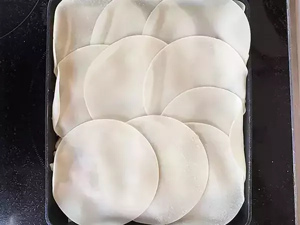 もう包まないで！　玉子焼き器に餃子の皮を敷き詰めて焼くと？