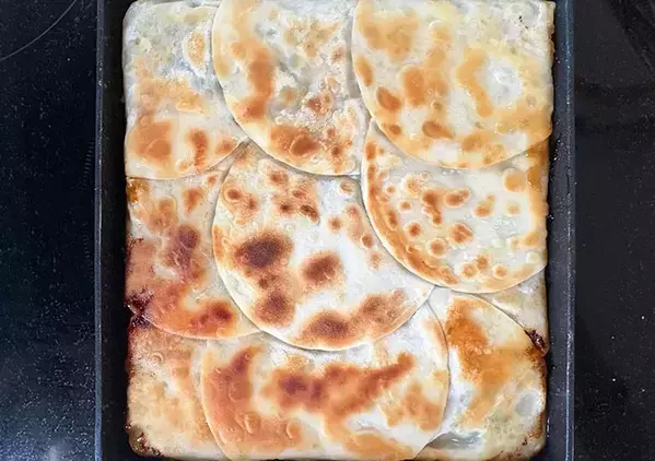 もう包まないで！　玉子焼き器に餃子の皮を敷き詰めて焼くと？