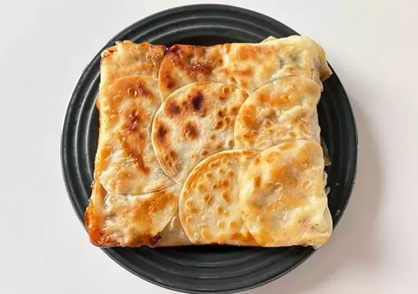 もう包まないで！　玉子焼き器に餃子の皮を敷き詰めて焼くと？