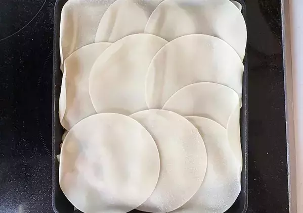 もう包まないで！　玉子焼き器に餃子の皮を敷き詰めて焼くと？