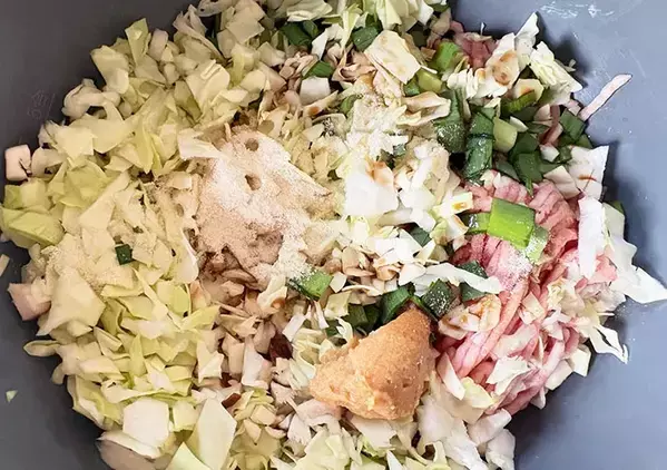 もう包まないで！　玉子焼き器に餃子の皮を敷き詰めて焼くと？