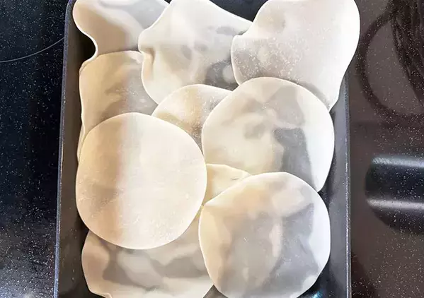 もう包まないで！　玉子焼き器に餃子の皮を敷き詰めて焼くと？
