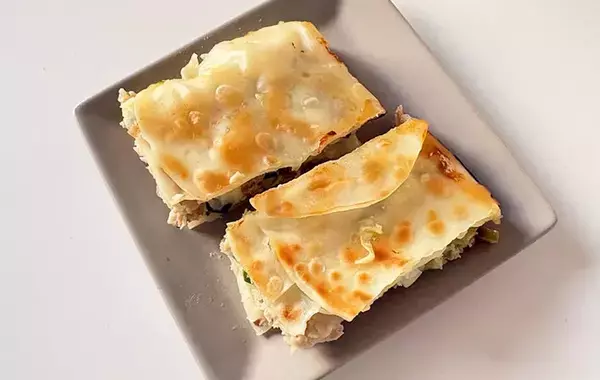 もう包まないで！　玉子焼き器に餃子の皮を敷き詰めて焼くと？