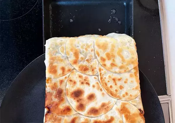 もう包まないで！　玉子焼き器に餃子の皮を敷き詰めて焼くと？