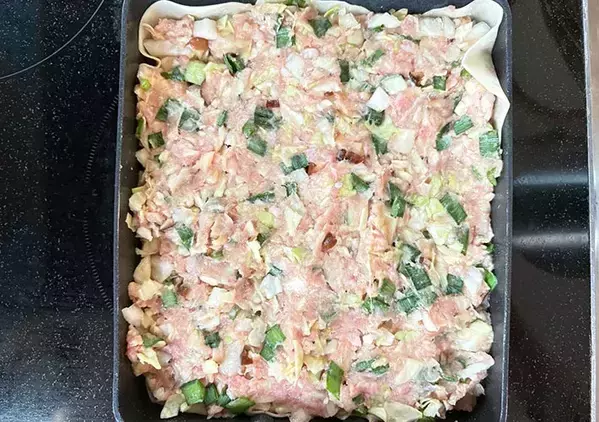 もう包まないで！　玉子焼き器に餃子の皮を敷き詰めて焼くと？