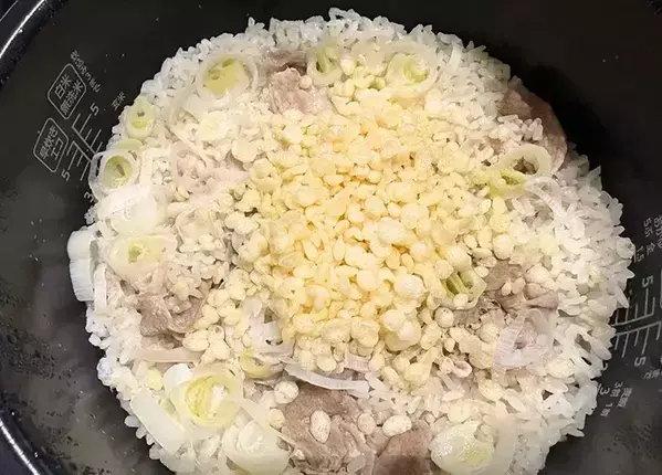 炊飯後に『大さじ3杯』足すだけ！　いつもの炊き込みご飯に、高校生息子が「うまっ！」