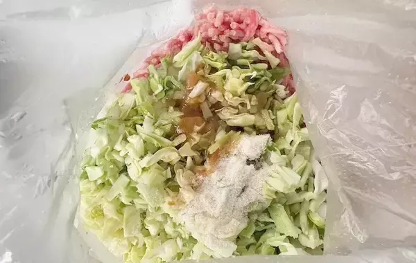 製氷皿にシュウマイの皮を詰めて…　できた時短おかずに「形もきれい！」