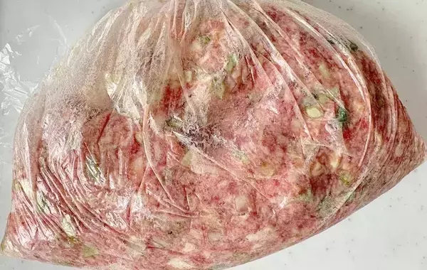 製氷皿にシュウマイの皮を詰めて…　できた時短おかずに「形もきれい！」