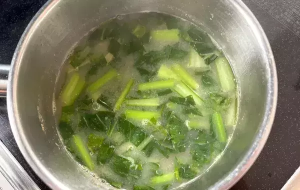 いつもの味噌汁に入れるだけ！　高校生息子が『これとご飯だけでいい』と歓喜した一杯