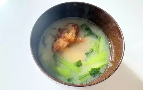 いつもの味噌汁に入れるだけ！　高校生息子が『これとご飯だけでいい』と歓喜した一杯