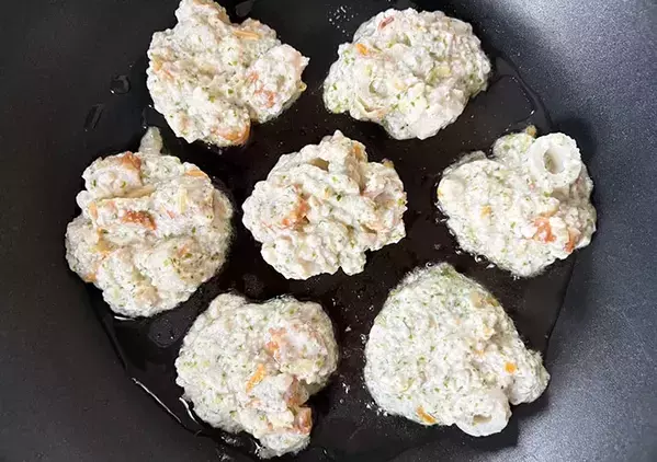 「豆腐×ちくわ」混ぜて焼くだけ！　包丁不要の『節約おかず』が家族にヒット【10分レシピ】