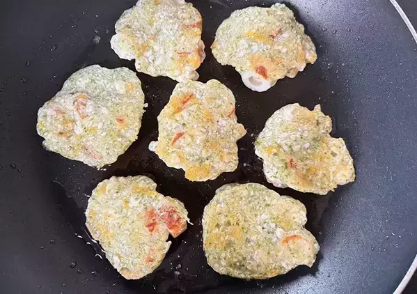 「豆腐×ちくわ」混ぜて焼くだけ！　包丁不要の『節約おかず』が家族にヒット【10分レシピ】