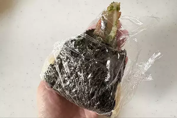 おにぎりのマンネリ一発解消！　節約食材で作る『天むす風』レシピ