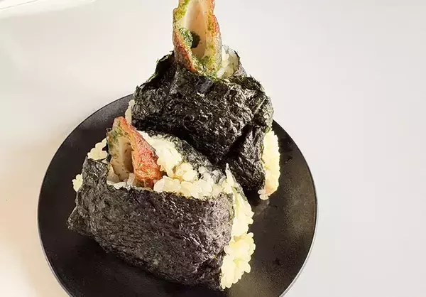 おにぎりのマンネリ一発解消！　節約食材で作る『天むす風』レシピ