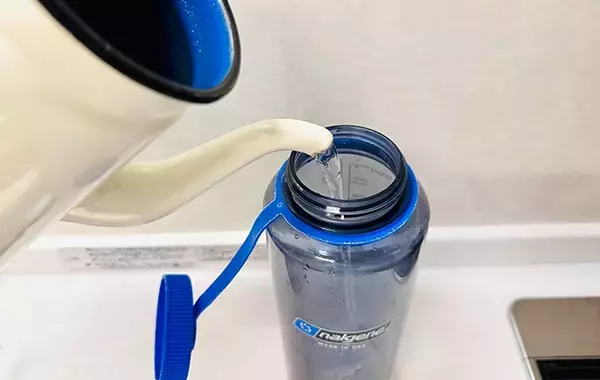冷蔵庫を開けたら麦茶が空っぽでガッカリ　そんな時に使える30秒で水出し麦茶を作る方法こちら！