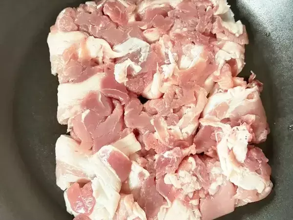豚こま肉はほぐさず、パックからフライパンへ！　完成した一品に「ご飯が足りない…！」