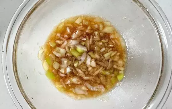 豚こま肉はほぐさず、パックからフライパンへ！　完成した一品に「ご飯が足りない…！」