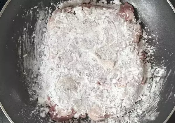 豚こま肉はほぐさず、パックからフライパンへ！　完成した一品に「ご飯が足りない…！」