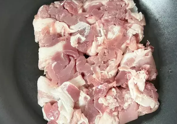 豚こま肉はほぐさず、パックからフライパンへ！　完成した一品に「ご飯が足りない…！」