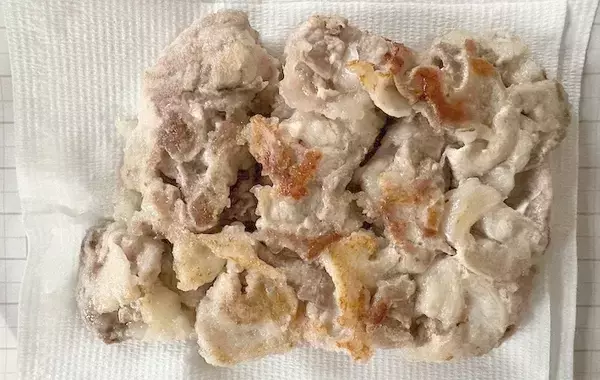 豚こま肉はほぐさず、パックからフライパンへ！　完成した一品に「ご飯が足りない…！」
