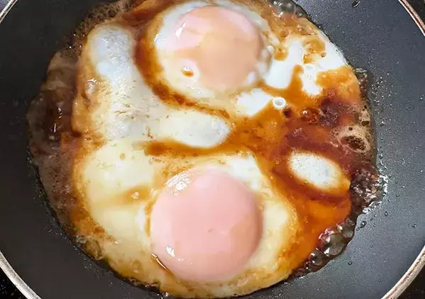 目玉焼き、そのまま食べてない？　卵2個がごちそうに化ける『絶品どんぶり』