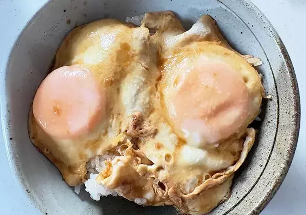 目玉焼き、そのまま食べてない？　卵2個がごちそうに化ける『絶品どんぶり』