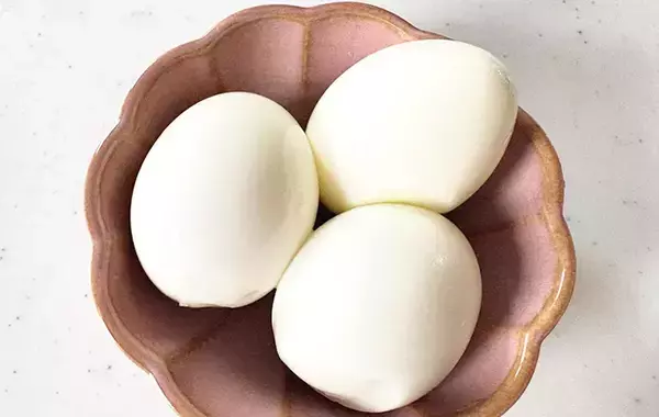 ゆで卵の殻がツルッと剥ける！　コップを使った裏技に「今までの苦労は一体…」