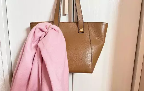 カバンに『100均ヘアゴム』をひっかけると…　『荷物ストレス』をなくす活用術