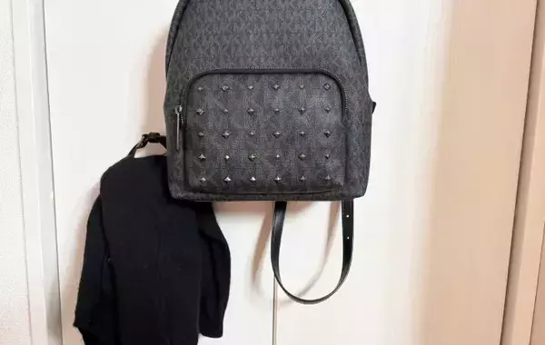 カバンに『100均ヘアゴム』をひっかけると…　『荷物ストレス』をなくす活用術