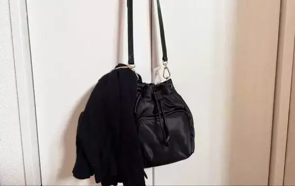 カバンに『100均ヘアゴム』をひっかけると…　『荷物ストレス』をなくす活用術