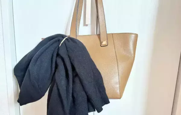 カバンに『100均ヘアゴム』をひっかけると…　『荷物ストレス』をなくす活用術