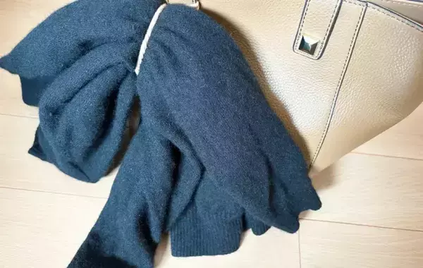 カバンに『100均ヘアゴム』をひっかけると…　『荷物ストレス』をなくす活用術