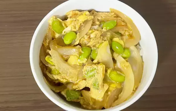 その発想はなかった！　玉子丼に“あの夏野菜”を足すだけで夫絶賛の神レシピに大変化