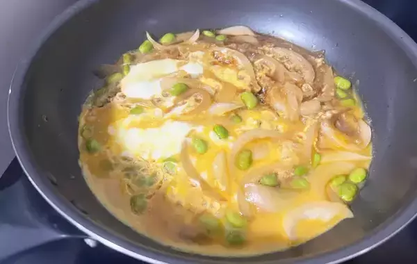その発想はなかった！　玉子丼に“あの夏野菜”を足すだけで夫絶賛の神レシピに大変化