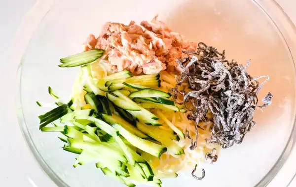 そうめんに“塩昆布”を混ぜるだけ？　めんつゆに飽きたら試してほしい『チャンプルー風』レシピ