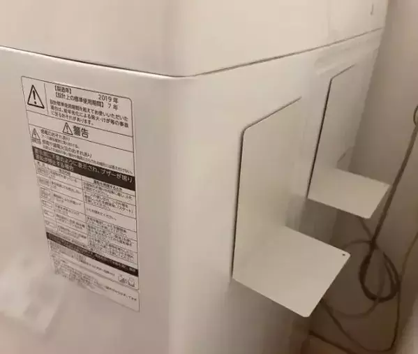 洗濯機横にラックは要りません！　100均『ブックエンド』を貼るだけで収納が倍になった