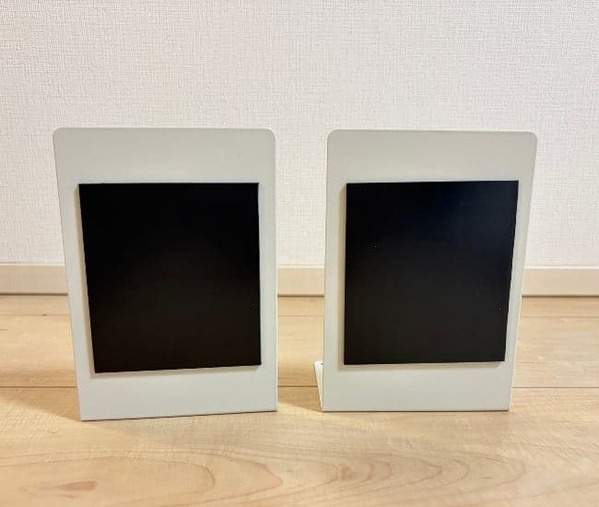 洗濯機横にラックは要りません！　100均『ブックエンド』を貼るだけで収納が倍になった